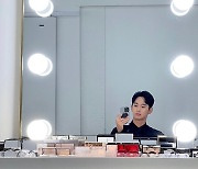 김수현, 연예계 대표 소두 인증.. 휴대폰보다 작은 얼굴