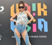 효린, 다리 훤히 보이는 청바지 패션…복근 타투 '눈길'
