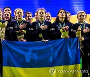 여자 레슬링 월드컵 결승전서 국가 부르는 우크라 선수들