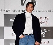 [TEN 포토] 김지훈 '청바지+흰티만 입어도 빛나'