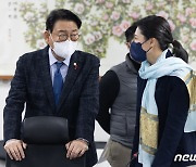 기자회견 앞서 대화하는 김교흥·신현영
