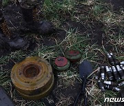 도네츠크서 우크라軍이 발견한 지뢰들