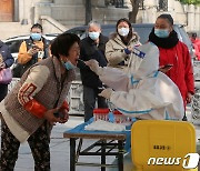 中우한에서 코로나19 검사 받는 시민들