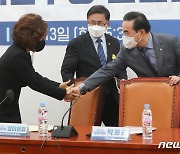 양이원영 단장과 인사하는 박홍근 원내대표