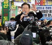 천안 시민들 향해 발언하는 이재명 대표