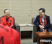 붉은악마로부터 감사패 받은 김동연 "월드컵 주인공은 모든 국민"