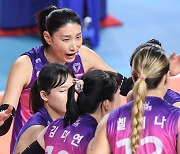 '김연경 28득점' 흥국생명, 0-2→3-2 역전승…KB손해보험은 8연패 탈출