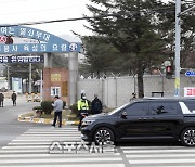 [포토]신병교육대 도착하는 BTS 진과 멤버들의 차량