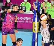 [포토] 김연경, 블로킹 따돌린 대각선 스파이크