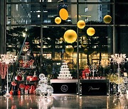 2022 크리스마스 인증샷 명소 찜! 포시즌스 호텔 서울, 프랑스 크리스탈 브랜드 '바카라'와 협업