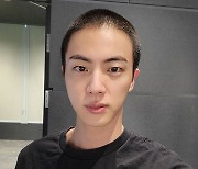 BTS ‘맏형’ 진 오늘 입대… 짧은 머리 공개