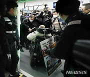 전장연 출근길 시위…서울교통공사 ‘무정차 통과’ 안해