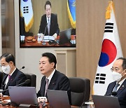 尹, 文케어 직격 “인기영합 포퓰리즘, 건보 근간 해쳐”