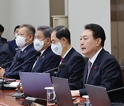 尹 “5년간 20조 퍼붓고도 건보재정 파탄”…文케어 폐기 공식 선언