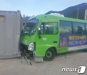 기사가 화장실 간 사이 굴러내려간 마을버스..길가에 있던 50대 女 사망