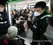 전장연 출근길 시위, 지하철 '무정차 통과' 시행 안해