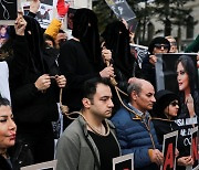 히잡시위 참가자 첫 공개처형…23살 시신까지 공개한 이란
