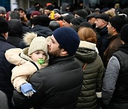 "끝없는 피란 행렬"...전쟁으로 '인구 절벽' 내몰린 우크라이나