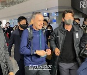 [IS 인천] ‘굿바이 벤투’… “오브리가두” 팬 외침에 손 흔들며 한국 떠났다