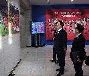 [포토]월드컵 16강 감동의 순간 바라보는 윤석열 대통령