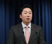 尹 "폭력·불법 세력과는 타협 없다"…노동개혁 의지 재강조