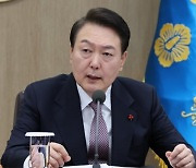 尹, 文케어 직격…"인기 영합 포퓰리즘, 건강보험 근간 해친다"