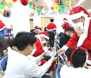 '1일 산타' 변신한 황현식 LG유플 대표