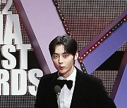 황민현 ‘뉴웨이브상 감사합니다’ [MK포토]