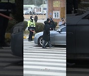 BTS 진(JIN) 입대, 줄줄이 등장하는 방탄소년단 멤버들 차량 행렬 [MD동영상]