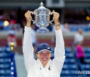세계 1위 시비옹테크, WTA투어 '올해의 선수'