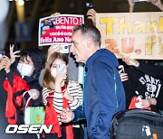 파울루 벤투 감독,'한국 팬들 작별인사를 들으며 떠나' [사진]