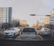택시에 속절없이 밀리는 경차…대구 사거리 11중 추돌사고 영상 공개