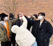 입대하는 진 동행한 BTS 멤버들…단체사진 공개
