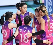 '김연경 28점' 흥국생명, 한국도로공사에 대역전극…4연승+선두 추격