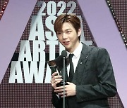 "초심 잃지 않을 것"..강다니엘·서범준, AAA 신인상 영예 [2022 AAA]