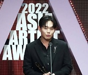 류경수, AAA 신스틸러 수상..故 강수연 추모 '애틋'  [2022 AAA]