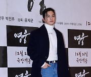 [T포토] 김지훈 '한손은 주머니에'