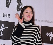 [T포토] 엄지원 '영화 잘보고 갈게요'