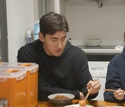 이경규 사위 김영찬, 장인 표 김치 맛없나…묘한 표정 (호적)