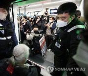 전장연 오늘도 지하철 선전전…무정차 통과는 안해