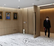 국무회의장 입구에 전시된 역대 대통령 초상화