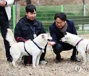 문재인 전 대통령, 풍산개 품은 광주에 감사