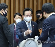 식품업계 관계자들과 인사하는 정황근 농림축산식품부 장관