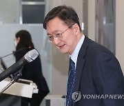 인사하는 유홍림 서울대 총장 후보