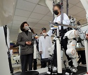 로봇을 활용한 재활치료 살펴보는 나경원 부위원장