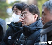 '한동훈 주거침입' 혐의 더탐사 기자 경찰 출석…"취재 활동일 뿐"