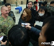 취재진 질문에 답하는 조슈아 맥컬리언 우주군 사령관