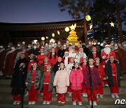 불밝힌 크리스마스 트리 앞에서 캐롤 부르는 조계사 어린이합창단