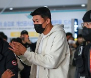 출국 전 인사하는 김민재