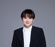 김신영 일냈다! '헤어질 결심' 여우조연상 수상…'찐절친' 설현도 박수